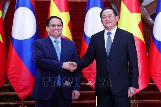 Thủ tướng Phạm Minh Chính gặp Thủ tướng Lào