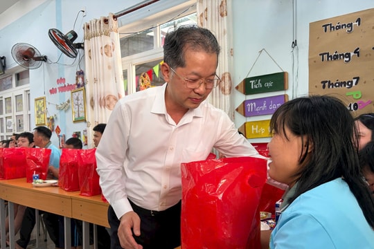 Chánh án TANDTC Nguyễn Văn Quảng thăm và chúc Tết các đối tượng chính sách tại Đà Nẵng