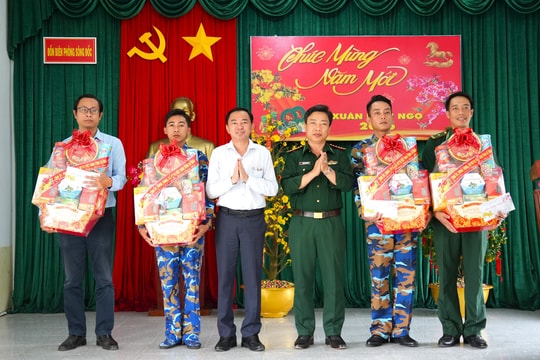 Chúc Tết các lực lượng làm nhiệm vụ trên tuyến biên giới Tây Nam