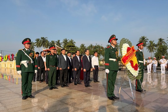 Chánh án TANDTC Nguyễn Văn Quảng dâng hương tri ân các Anh hùng liệt sĩ