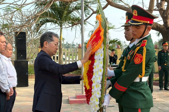 Chánh án TANDTC Nguyễn Văn Quảng dâng hương tri ân các Anh hùng liệt sĩ