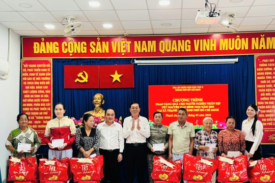 TAND khu vực 6 - TP.HCM trao quà Tết tại xã đảo Thạnh An