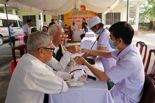 Bệnh viện Quân dân y 16 khám,  cấp thuốc miễn phí cho nhân dân