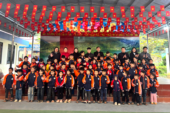 Tòa án nhân dân khu vực 9 - Thái Nguyên trao áo ấm cho học sinh vùng cao