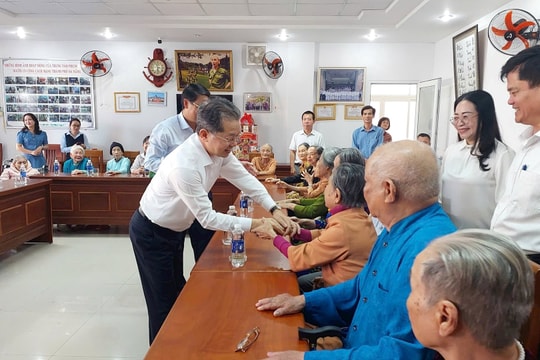 Chánh án TANDTC Nguyễn Văn Quảng thăm và chúc Tết các đối tượng chính sách tại Đà Nẵng