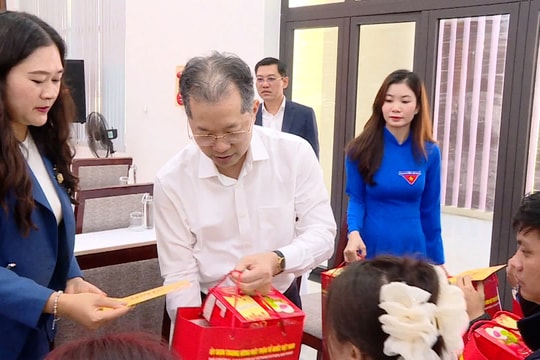 Thường trực Ban Bí thư Trần Cẩm Tú thăm, tặng quà Tết tại Đà Nẵng