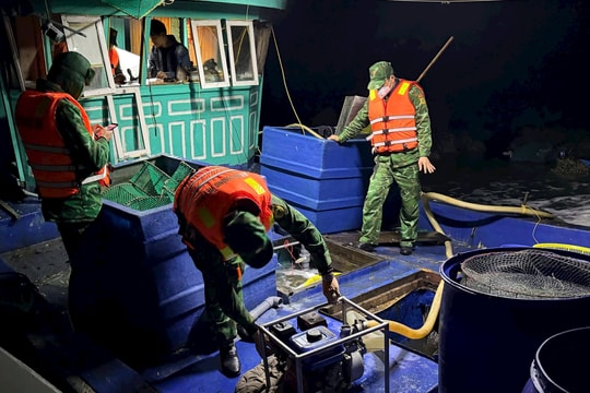 Cứu 2 ngư dân trên tàu cá bị thủng khoang