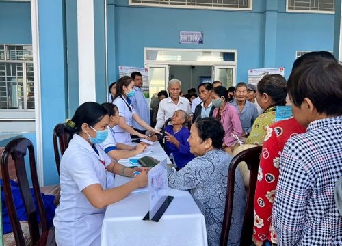 Chăm sóc sức khỏe, tặng quà cho người nghèo trước thềm năm mới