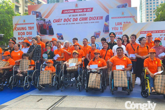 Hàng ngàn người đi bộ vì nạn nhân da cam