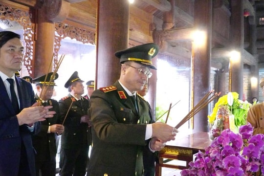 Thứ trưởng Bộ Công an dâng hương tưởng niệm Chủ tịch Hồ Chí Minh tại Khu di tích Kim Liên