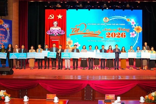 “Tết sum vầy - Xuân ơn Đảng” trao những món quà ý nghĩa đến đoàn viên công đoàn