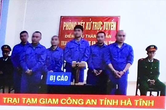 Tuyên án tù nhóm bị cáo biến cabin xe ô tô thành “phòng bay”