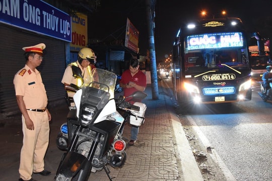 Căng mình xử lý xe dù, bến cóc "trá hình" rầm rộ dịp Tết