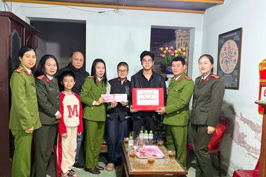 Công an phường Gia Viên trao yêu thương tới trẻ em khó khăn