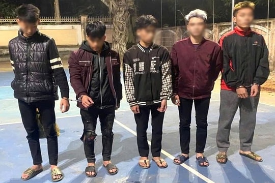 Rượt đuổi, chém nhau trên đường rồi leo lên tầng cao cố thủ