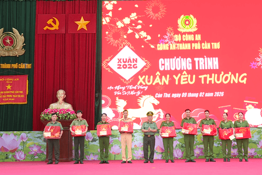 Công an TP Cần Thơ sẻ chia, chăm lo cán bộ, trẻ em khó khăn