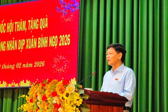 Chủ tịch Hội đồng Dân tộc của Quốc hội thăm, tặng quà Tết người lao động