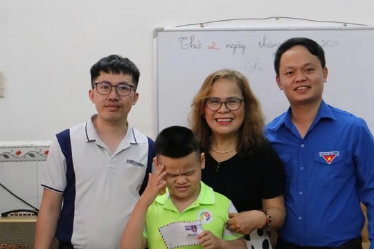 Trao tặng hơn 70 phần quà cho trẻ em khuyết tật, tự kỷ