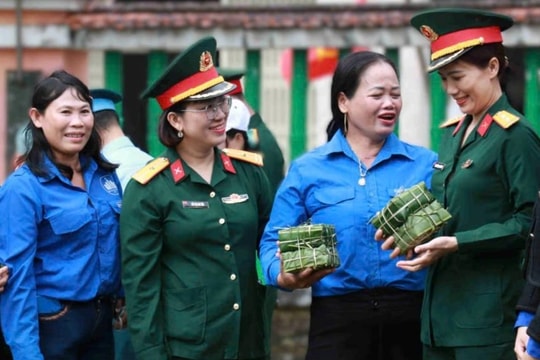 Ấm áp Tết quân dân nơi vùng lũ Hòa Thịnh