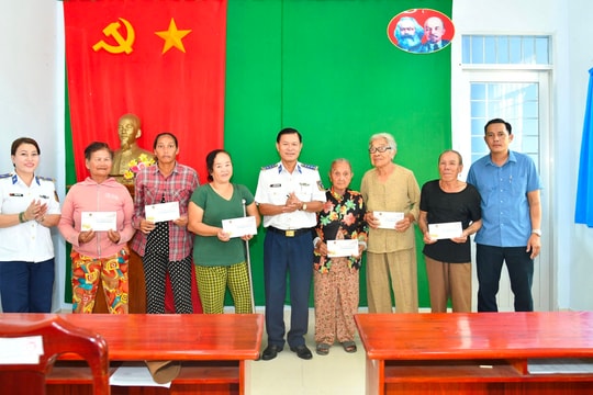 Tết thắm tình quân - dân nơi Đảo Ngọc