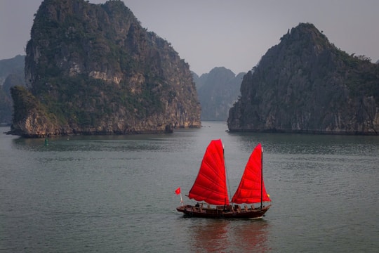 Thuyền buồm ba vách gây chú ý trên vịnh Hạ Long