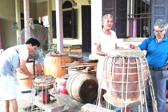 Những bàn tay giữ nhịp ký ức