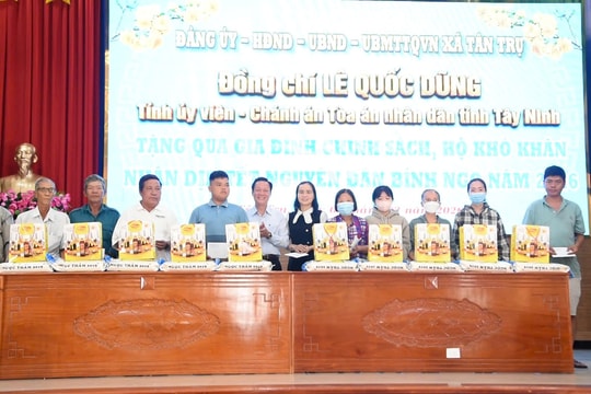 Chánh án TAND tỉnh Tây Ninh trao quà Tết cho người dân có hoàn cảnh khó khăn