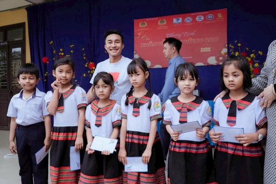 Ấm áp chương trình “Xuân về trên vùng cao” tại Trường Tiểu học Hồng Quảng