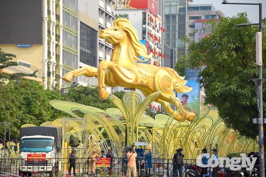 Ngắm những chú ngựa ở đường hoa Nguyễn Huệ