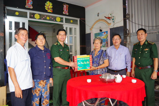 BĐBP TP.HCM trao gần 900 phần quà Tết cho người dân