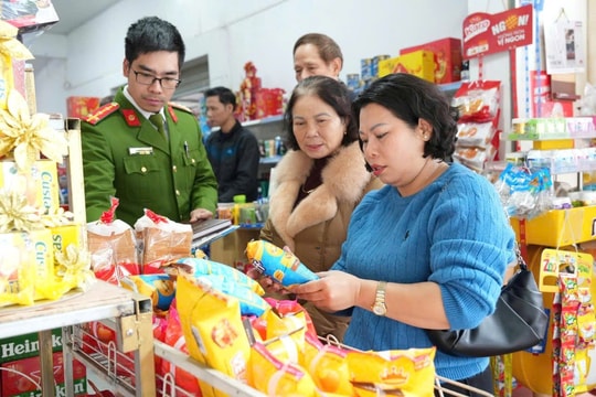 Công an phường Hải Dương kiểm tra an toàn thực phẩm, chống hàng giả trước Tết