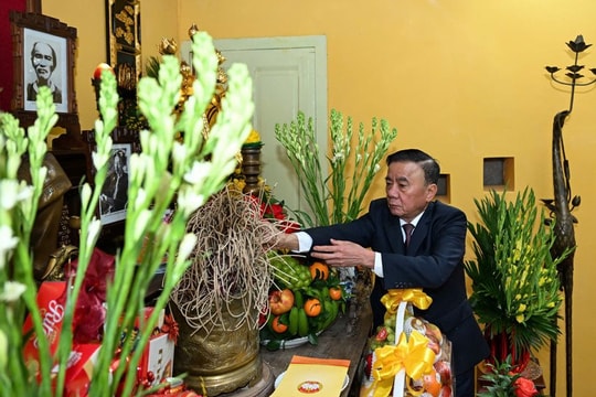 Thường trực Ban Bí thư Trần Cẩm Tú dâng hương tưởng niệm Chủ tịch Hồ Chí Minh tại Nhà 67