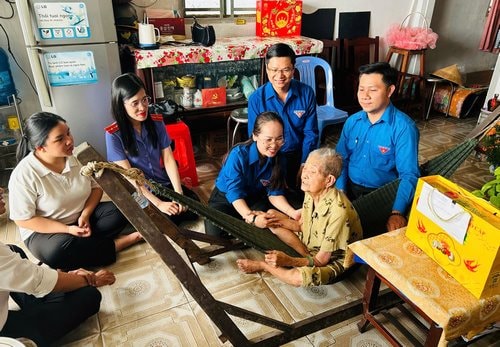 Chi đoàn TAND khu vực 1 - Cần Thơ tri ân gia đình chính sách