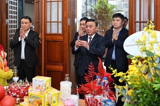 Thường trực Ban Bí thư Trần Cẩm Tú thắp hương tưởng niệm Tổng Bí thư Nguyễn Phú Trọng
