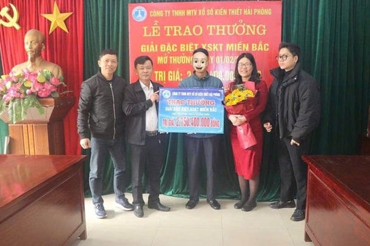 Khách hàng may mắn lĩnh hơn 2,15 tỷ đồng từ xổ số kiến thiết