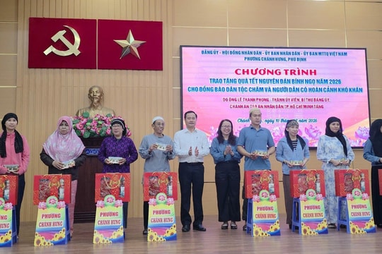 Chánh án TAND TP.HCM trao quà Tết tặng đồng bào Chăm
