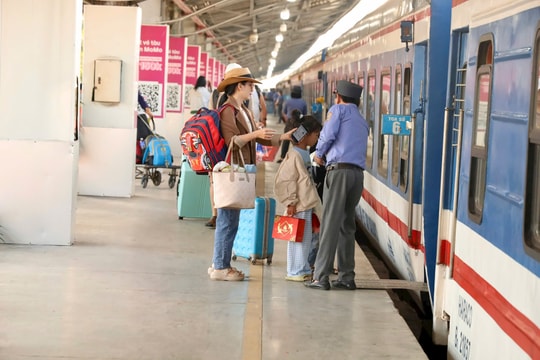 “Chuyến tàu Công đoàn – Xuân 2026” đưa hơn 100 gia đình về quê đón Tết