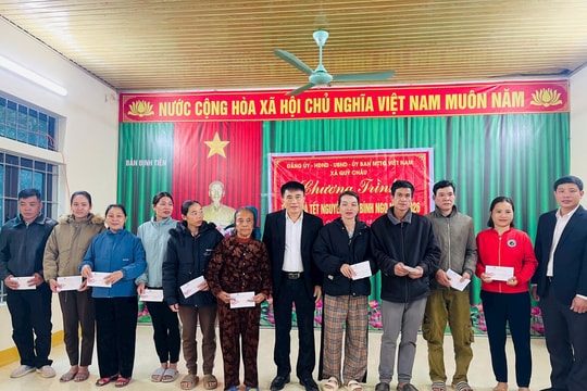 Xã Quỳ Châu trao quà Tết cho người nghèo