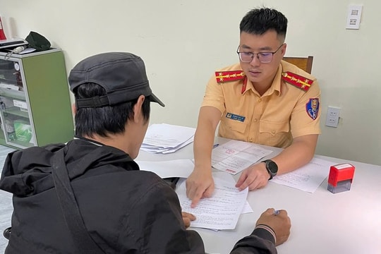 Xử phạt 2 tài xế điều khiển xe ô tô vượt ẩu