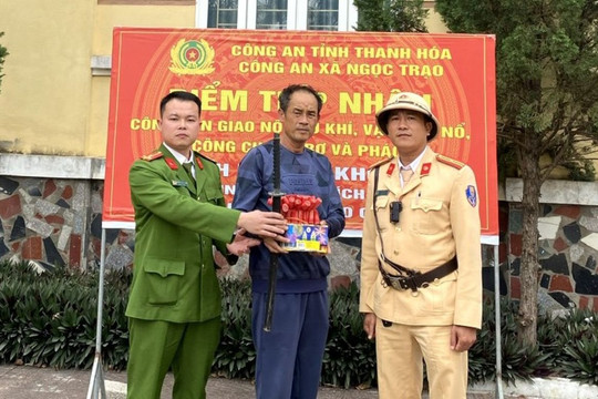 Liên tiếp tiếp nhận vũ khí và pháo nổ do người dân giao nộp