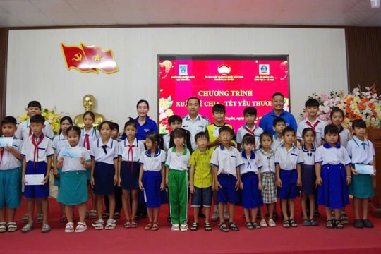 Tặng quà cho học sinh nghèo có hoàn cảnh khó khăn