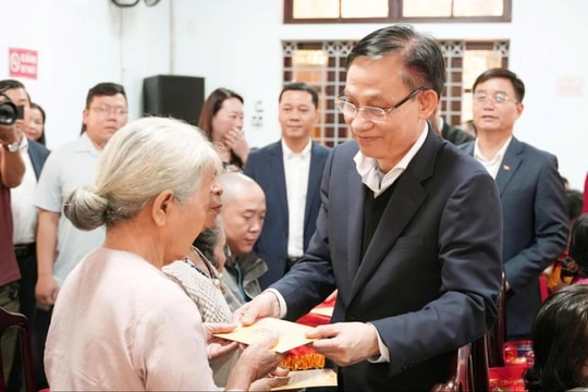 Bộ trưởng Bộ Ngoại giao Lê Hoài Trung trao quà Tết cho hộ nghèo tại Huế