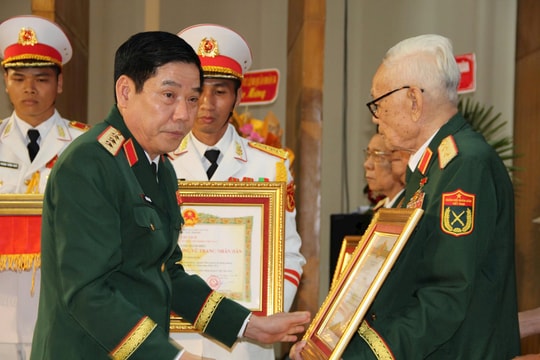 Đảng ủy, Quân khu 7 tổ chức Lễ trao tặng danh hiệu Anh hùng LLVT nhân dân