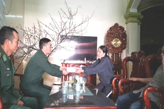 Chìm tàu khi vào bờ, 3 ngư dân được cứu kịp thời