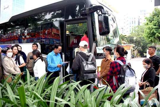 Xúc động trước giờ “Chuyến xe Công đoàn” lăn bánh