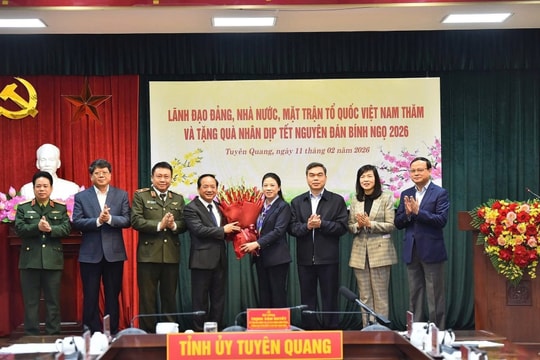 Trưởng Ban Tuyên giáo và Dân vận Trung ương Trịnh Văn Quyết thăm, chúc Tết tỉnh Tuyên Quang