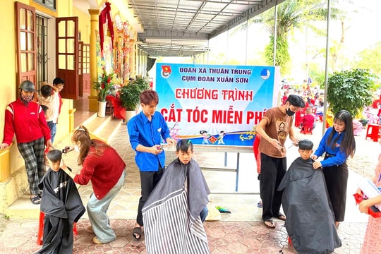 Tết ấm từ những mái tóc tình nguyện