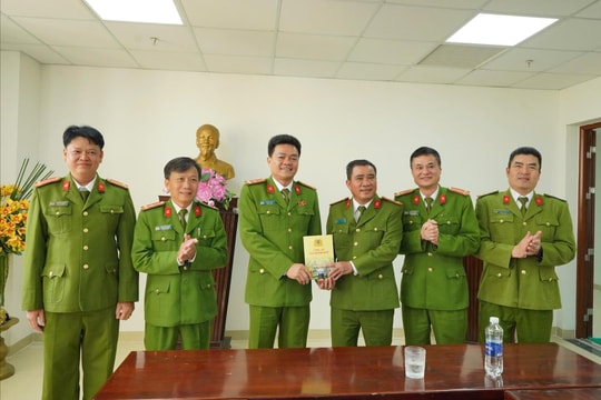 Khen thưởng lực lượng phá vụ án khai thác tài nguyên trái phép tại Huế