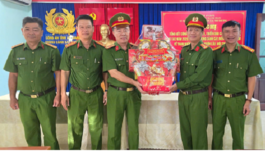 Trao thưởng đột xuất 2 tập thể xuất sắc trong đấu tranh phòng, chống tội phạm