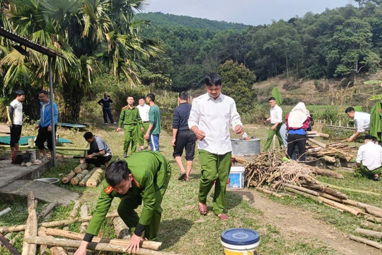 Công an cơ sở chung tay chăm lo Tết cho người dân